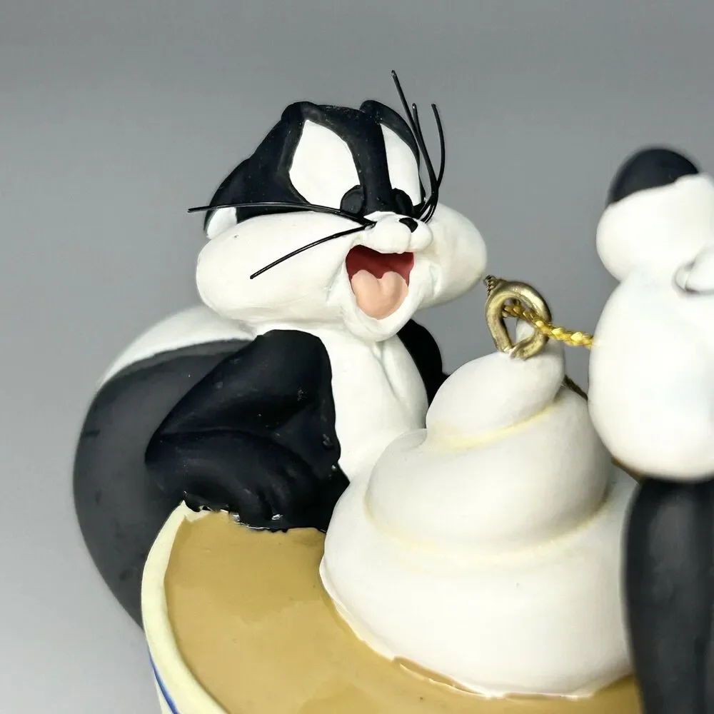Looney Tunes Warner Bro Christmas Tree Ornament/Pepe Le Pew/Love You a Latte/Box